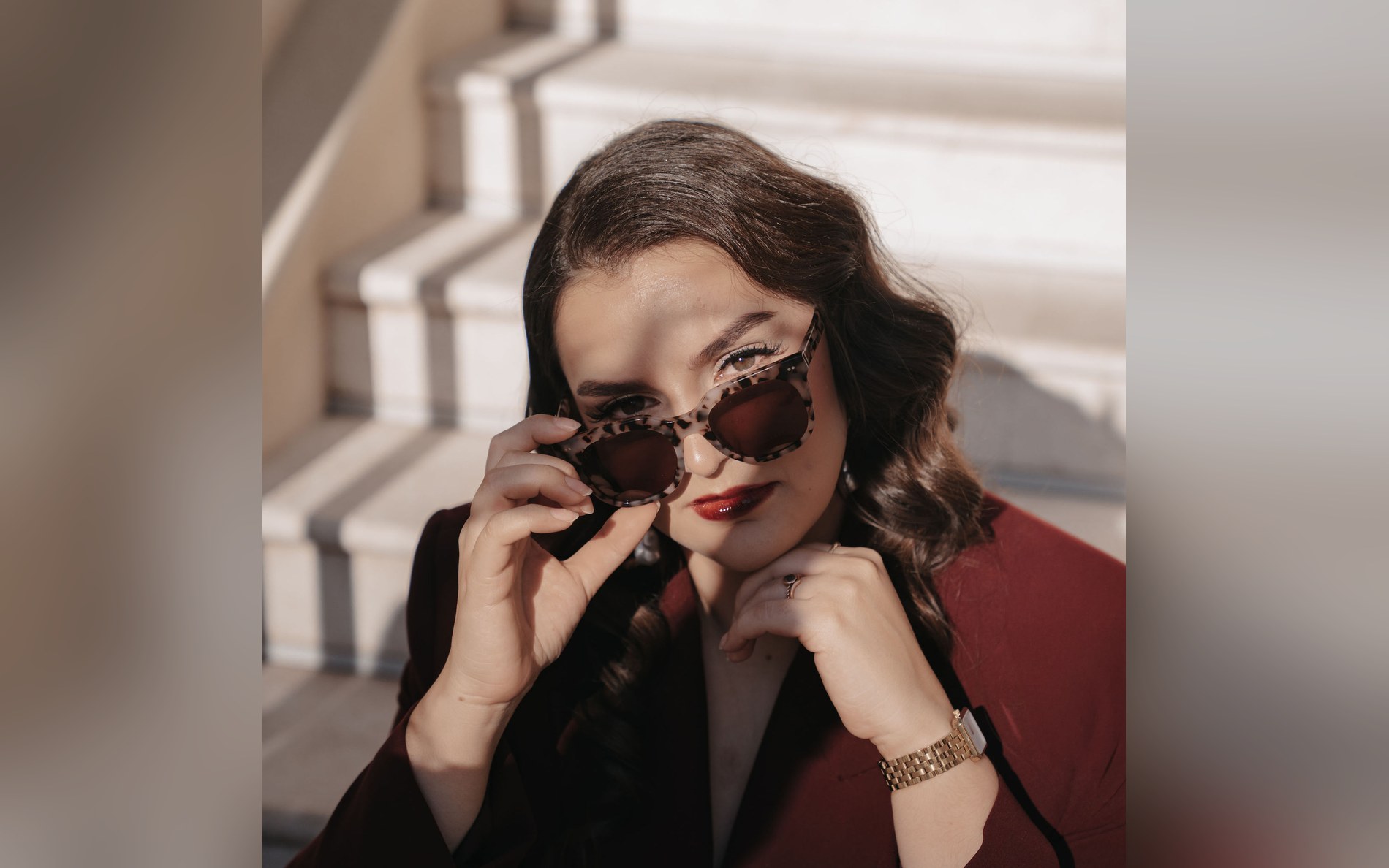Editorial Cannes · Frederike Behrens mit Leo-Sonnenbrille auf der Carlton-Treppe