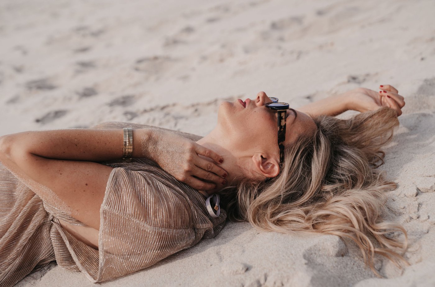 Daniela Vanzetta im Sand am Roten Kliff Kampen · das ikonische Bild der Sylt Edition